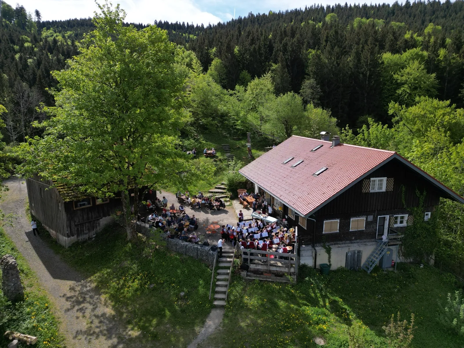 Burgruine Alttrauchburg mit Gaststätte und Allgäuer Bergpanorama