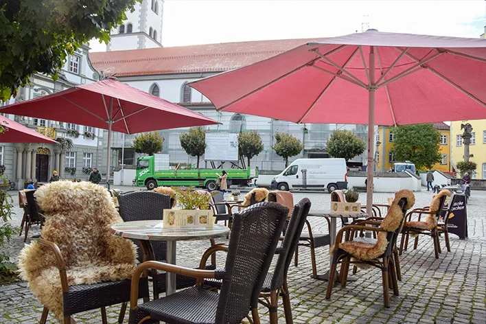 Hinderofencafe Wangen Außenaufnahme Stühle