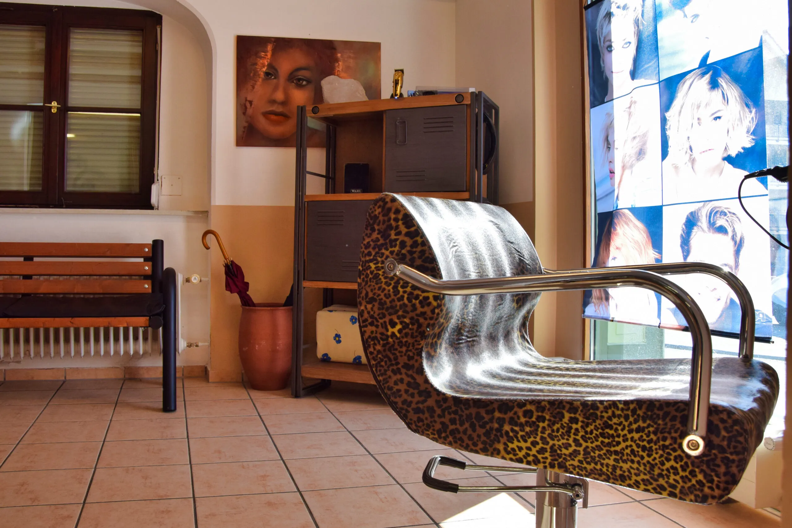 Friseur Salon P.E. — Frisier-Stuhl-Detail mit Wartebank